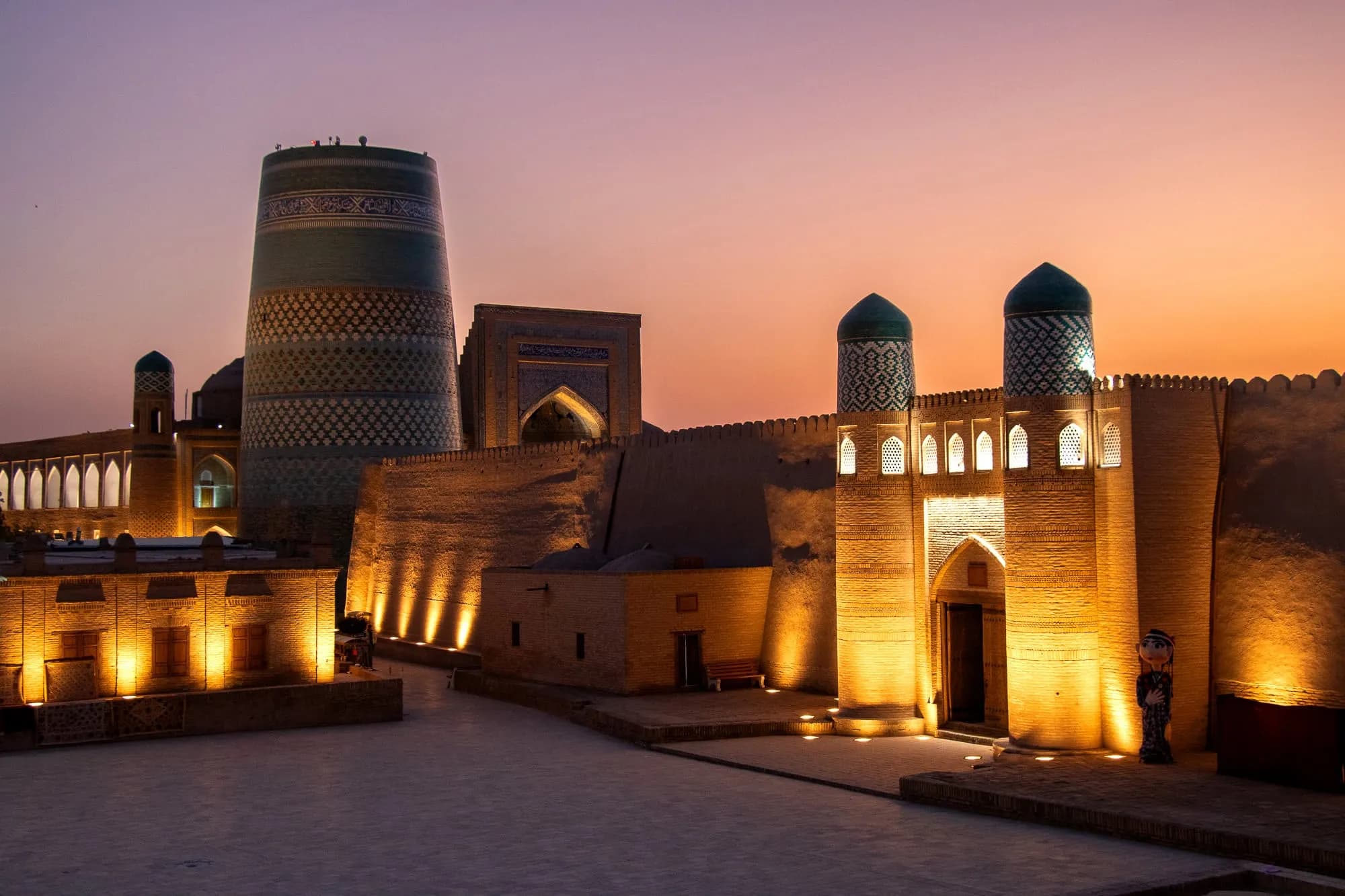 The Dragon of Khiva: Secret-Tunnel Legends Around Kalta Minor and Tosh Hovli